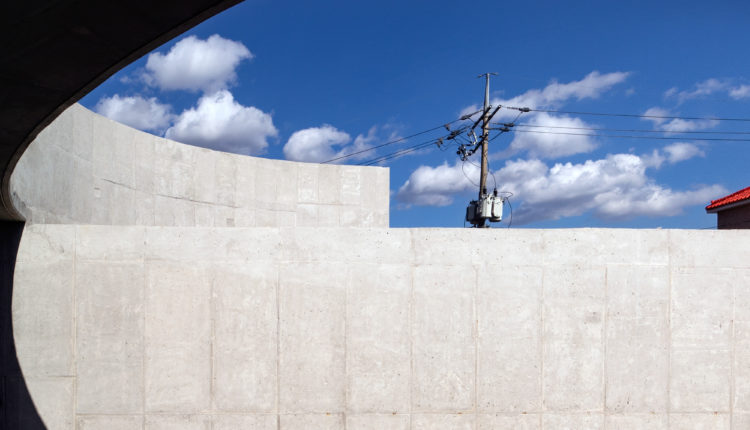 gray_round_courtyard_04