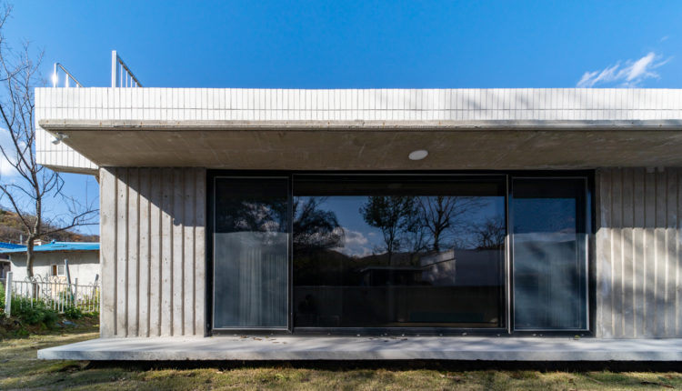 gray_round_housec_ourtyard_01