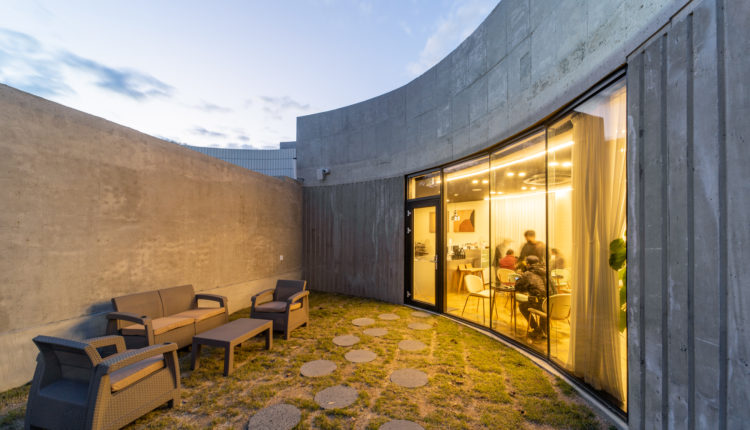 gray_round_(night view)_cafe courtyard_01