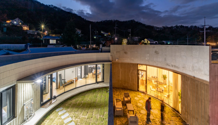 gray_round_(night view)_courtyard_01