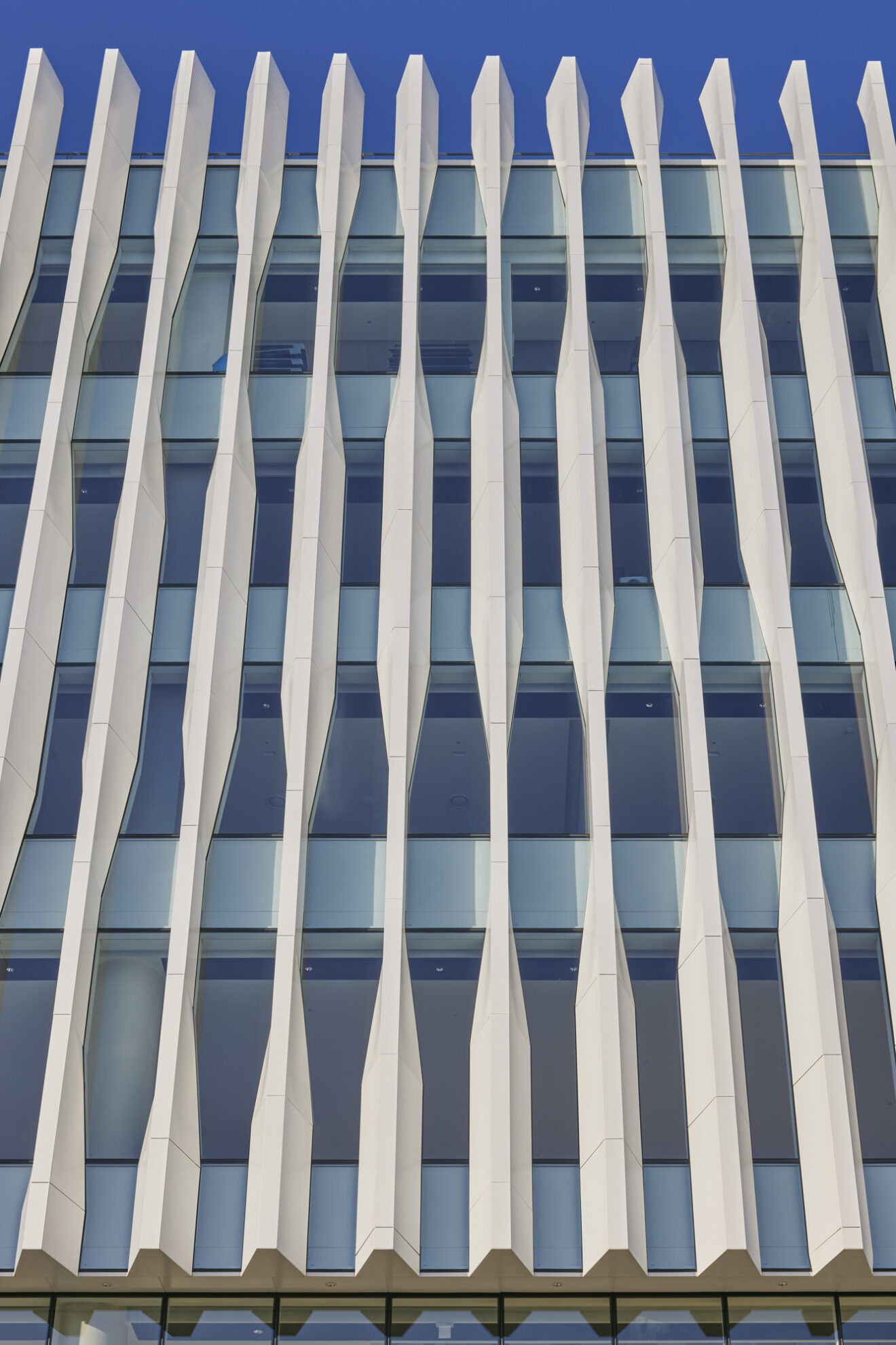 루버의 리듬으로 완성된 쾌적한 업무 환경 '웨이브 루버 오피스 빌딩 Wave Louver Office Building ...