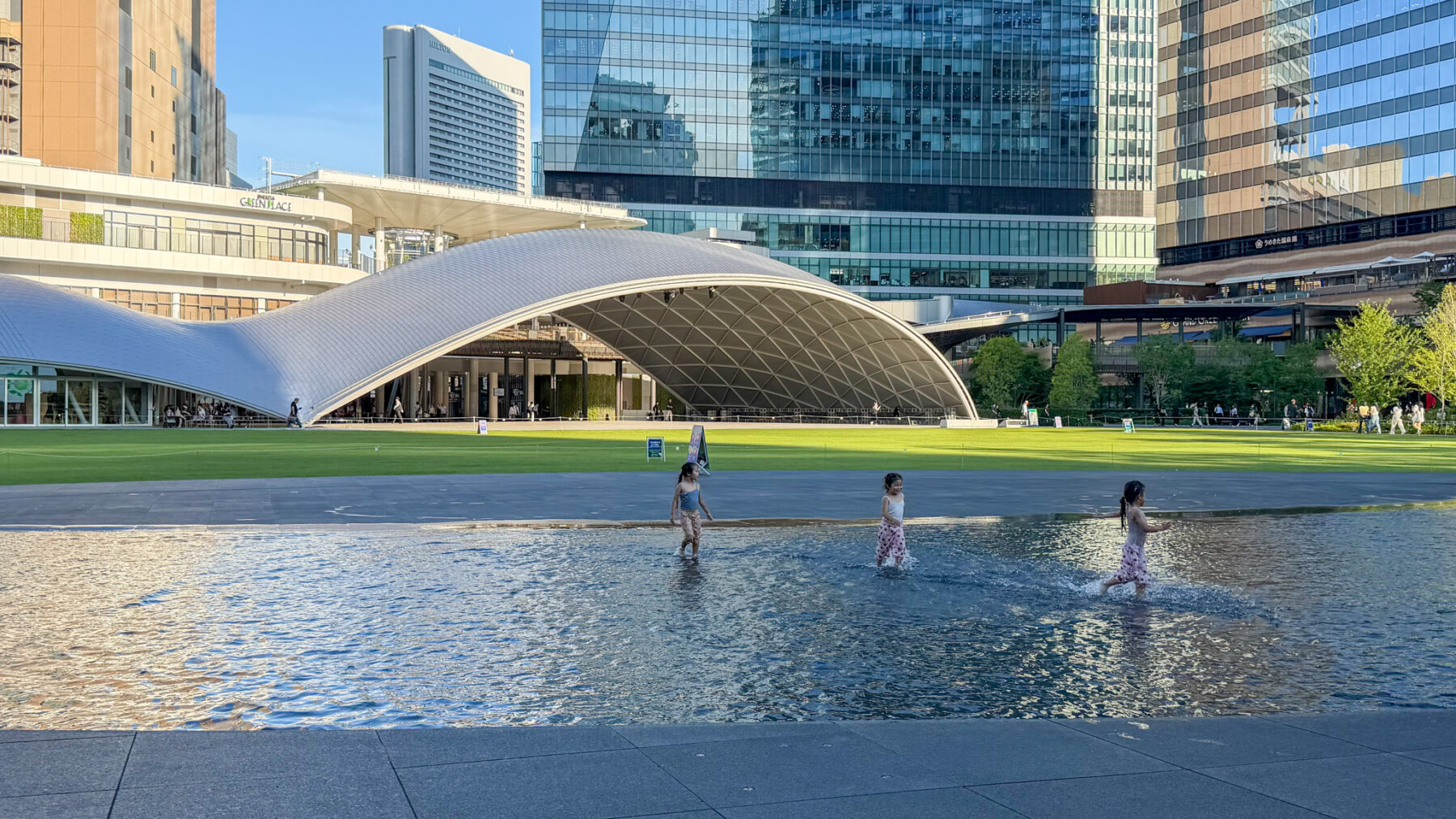 铁轨遗址上的绿色城市再生：Grand Green Osaka